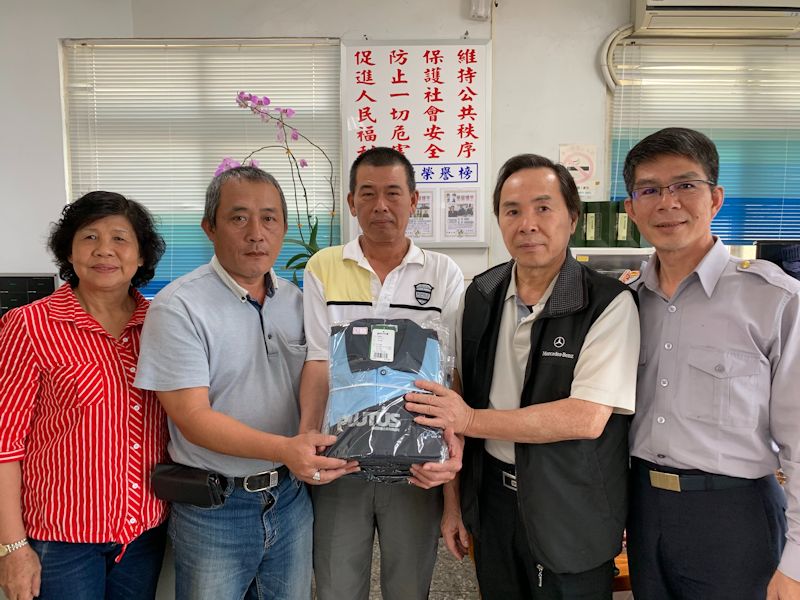 ▲仁和派出所所長蔡建彰(右一)、仁和警友站站長郭素貞(左一)及首席顧問賴福財(右二)、副首席顧問黃榮昌(左二)代表致送慰問物品給民防及義警夥伴,慰勞春安工作協勤辛勞,由義警小隊長黃春喜(中)代表接受。