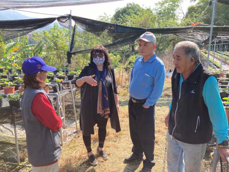 ▲旭光生物科技公司總經理陳秀雲(左二)於草莓園一一向農友說明採行三安農法的步驟。(照片/台灣扶農協會提供)
