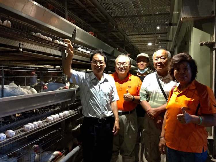 ▲中華民國傑出農民協會理事郭素貞(右一)及企業人士參觀陳秋池畜牧場，由畜牧場主人陳秋池(左一)親自解說。(照片/社團法人台灣扶農協會檔案照)