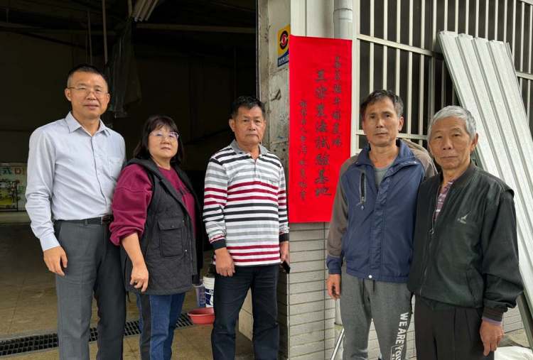 ▲台灣扶農協會在嘉義縣牛埔農場成立三安農法試驗基地。由左至右分別為創會理事長鍾震璋、旭光生物科技公司總經理陳秀雲、日安社區發展協會理事長邱宣旭、牛埔農場主人李有得、高職退休教師謝鉉龍。（照片／台灣扶農協會提供）